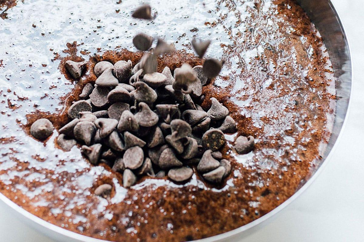 Teig für Schwarze Bohnen Brownies in einer Schüssel.