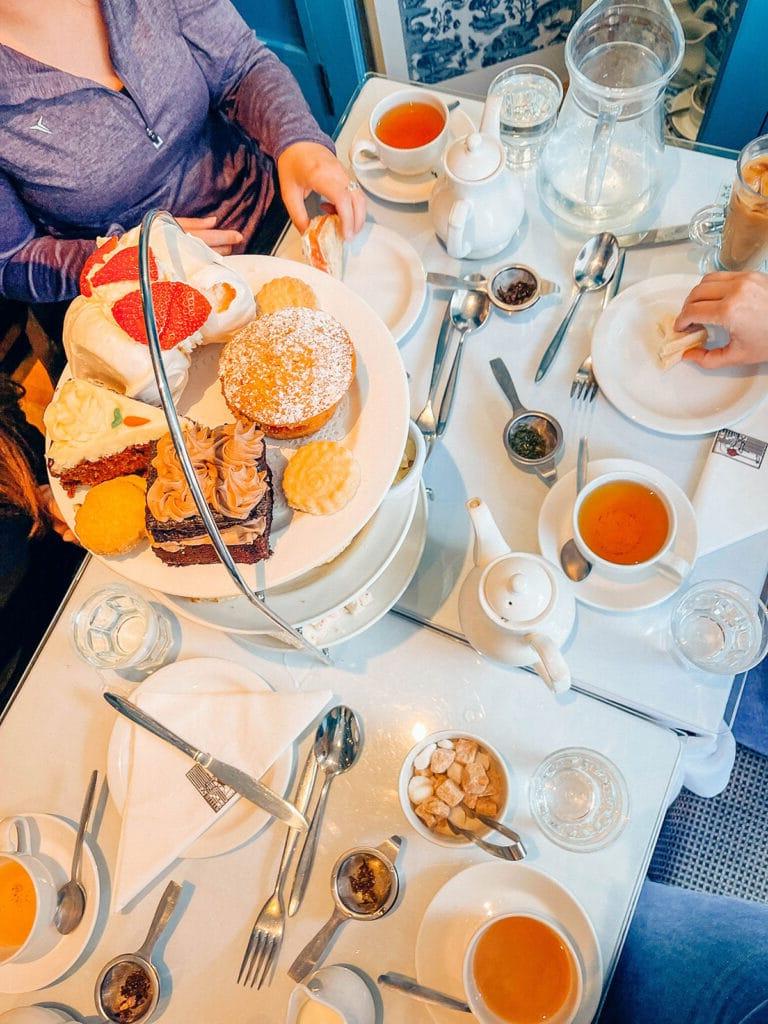Ein Sassenach in Schottland 12 Scones mit Clotted Cream und Marmelade beim High Tea