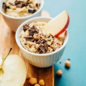 **10 Arten, Hummus zu essen (+ Rezepte!)** 12 Schokoladenstückchen-Keksteig-Hummus in einer Tasse.