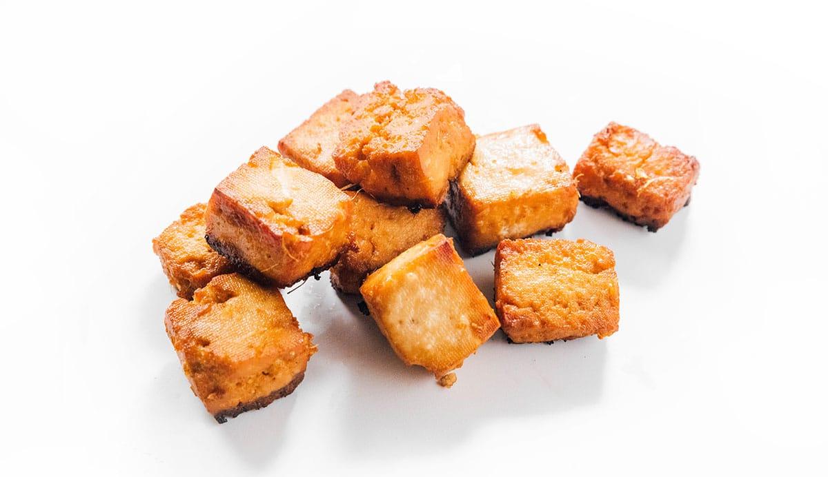 Wie man Tofu mariniert (8 Geschmacksrichtungen!) 12 In Sesam-Ingwer-Marinade gebackene Tofu-Würfel.