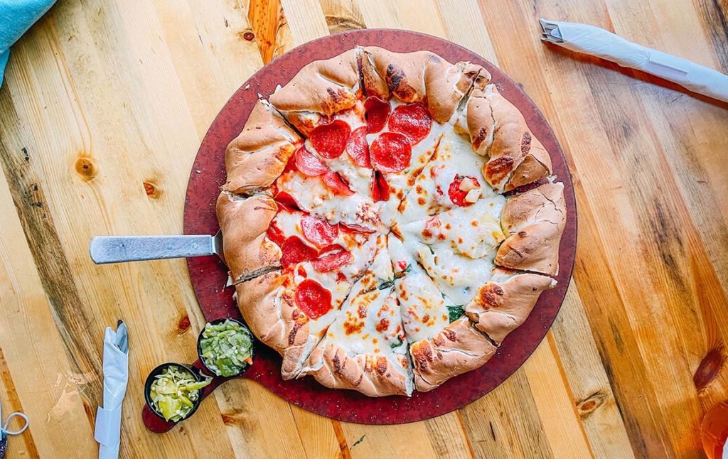 Eine Pizza von Beau Jo's mit Honig
