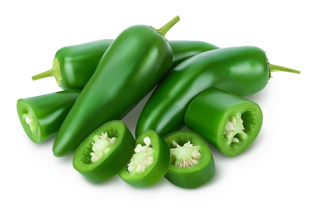 **Gemüseliste: 240 Gemüse von A bis Z** 12 Jalapeño-Paprika auf weißem, isoliertem Hintergrund.