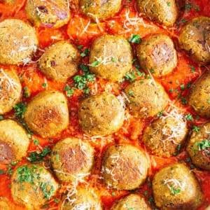 30-Minuten-Kichererbsen-Bällchen 12 Kichererbsenfrikadellen in einer Pfanne mit Marinara-Sauce.