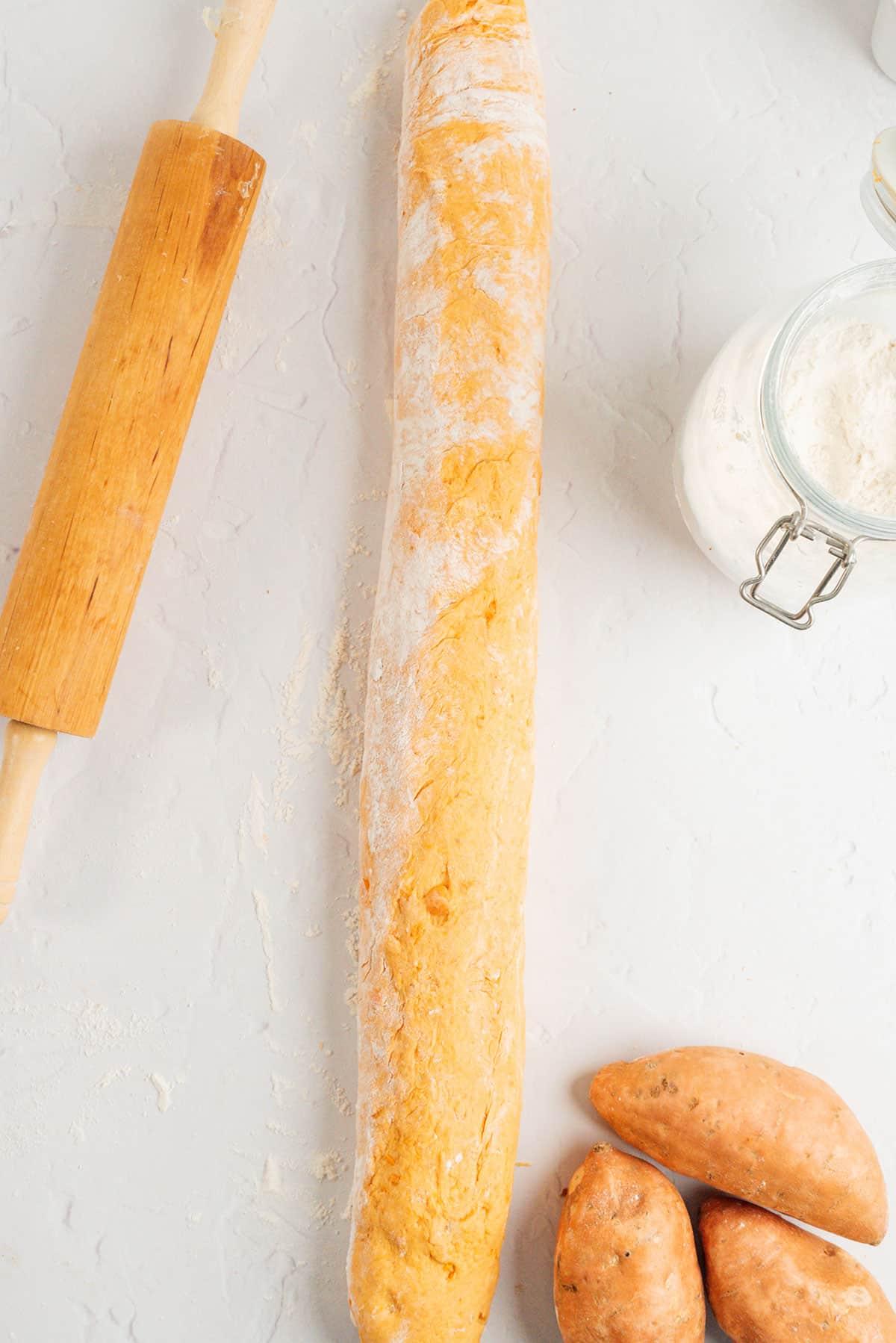 Süßkartoffel-Zimtschnecken 12 Aufgerollter Zimtschnecken-Teig.