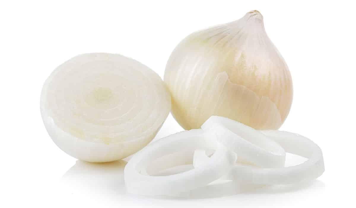 19 Gesunde weiße Gemüse (Mit Fotos!) 12 Weiße Zwiebel auf weißem Hintergrund.