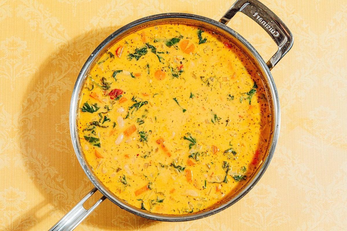 Toskanische weiße Bohnensuppe in einer Pfanne.