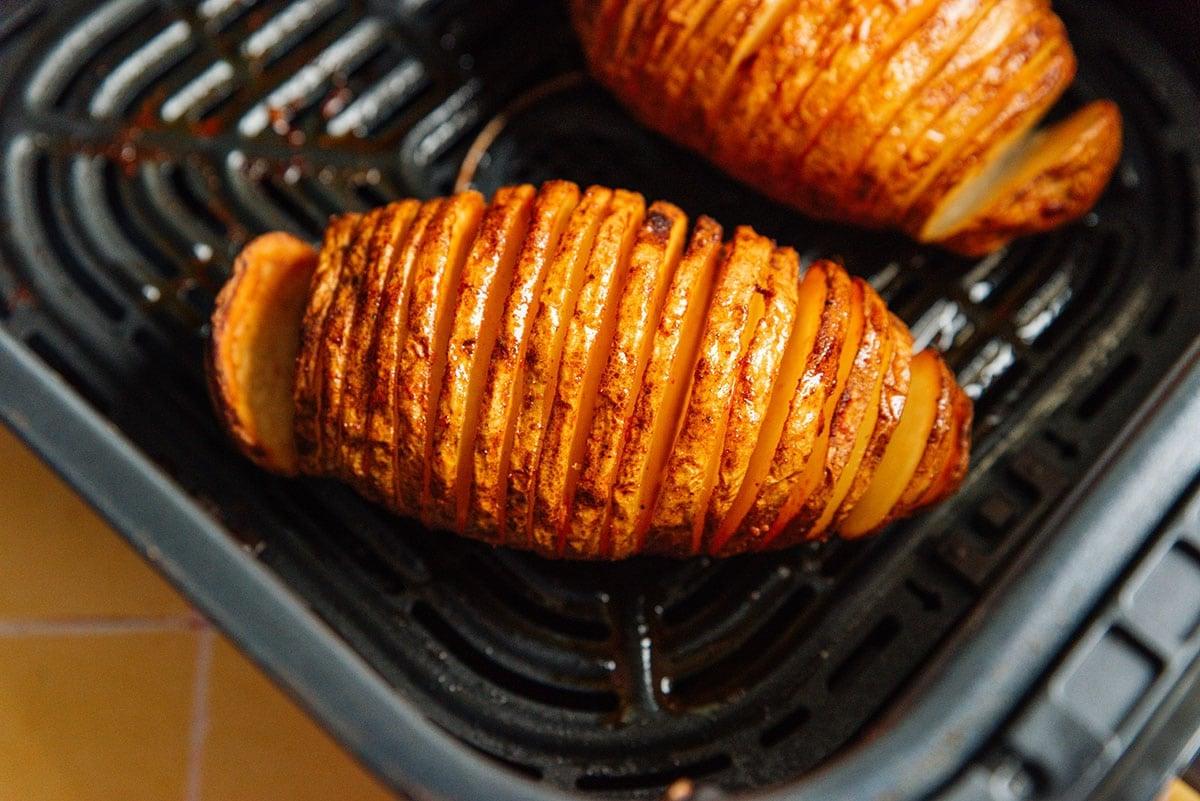 Hasselback-Kartoffeln in einer Heißluftfritteuse.