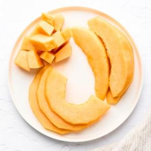 Wie man eine Cantaloupe schneidet (Ohne einen Finger zu verlieren!) 12 So schneiden Sie eine Kantalupemelone.