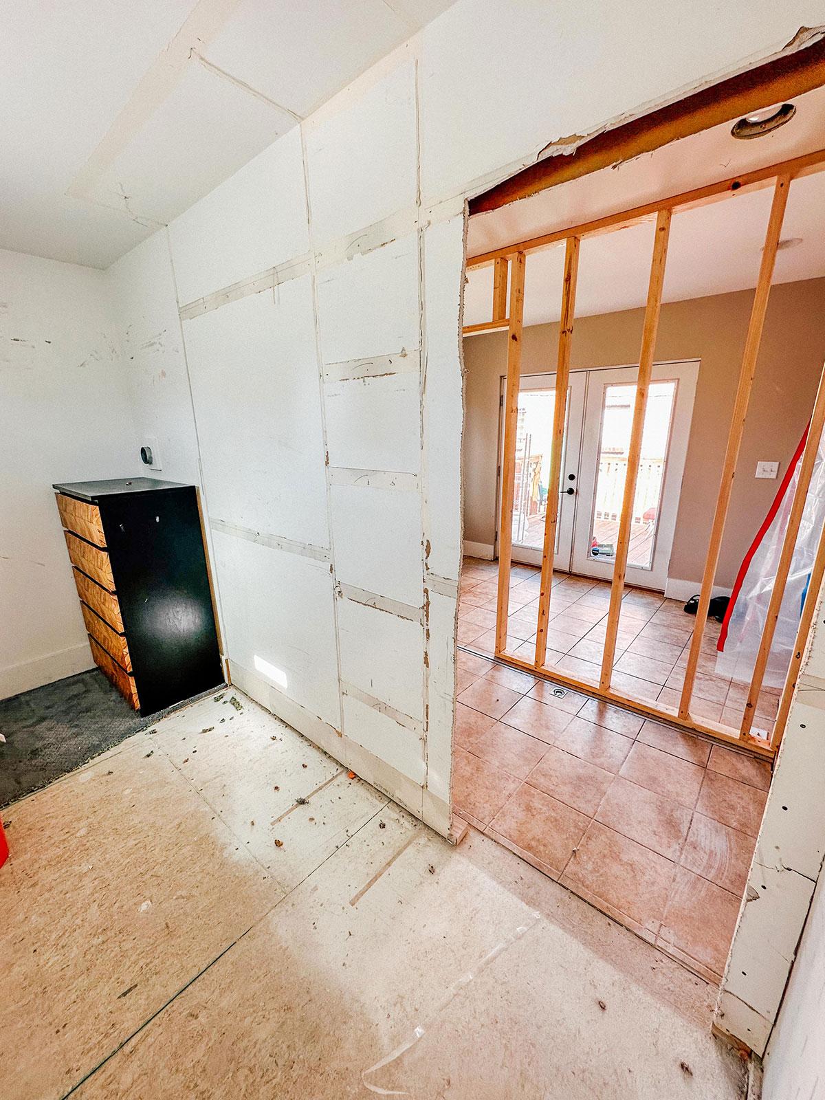 Lasst uns plaudern: April 2023 13 Innenansicht eines Hauses im Renovierungszustand