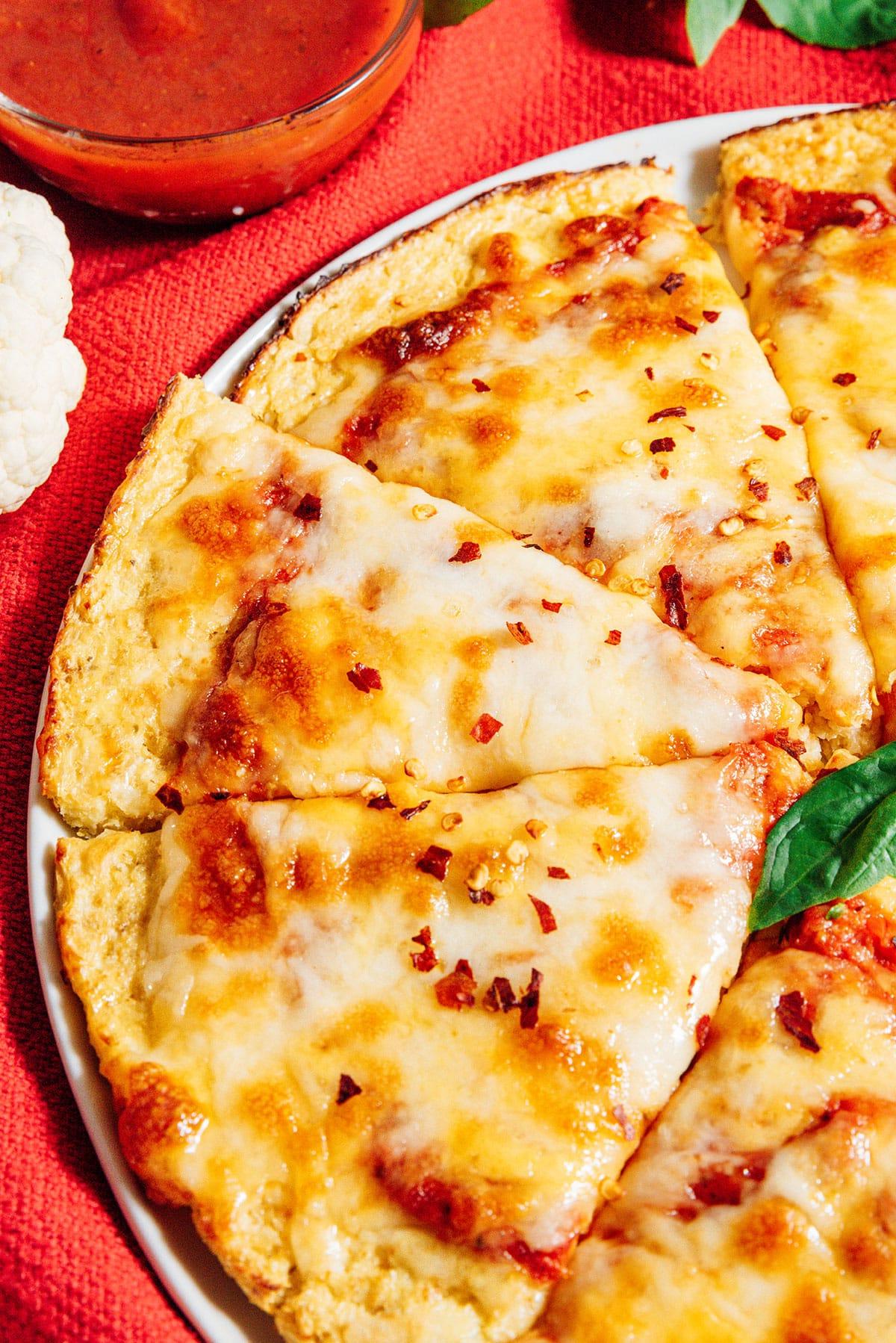 Blumenkohl-Pizzaboden zubereiten 13 Käse-Pizza auf Blumenkohl-Boden.