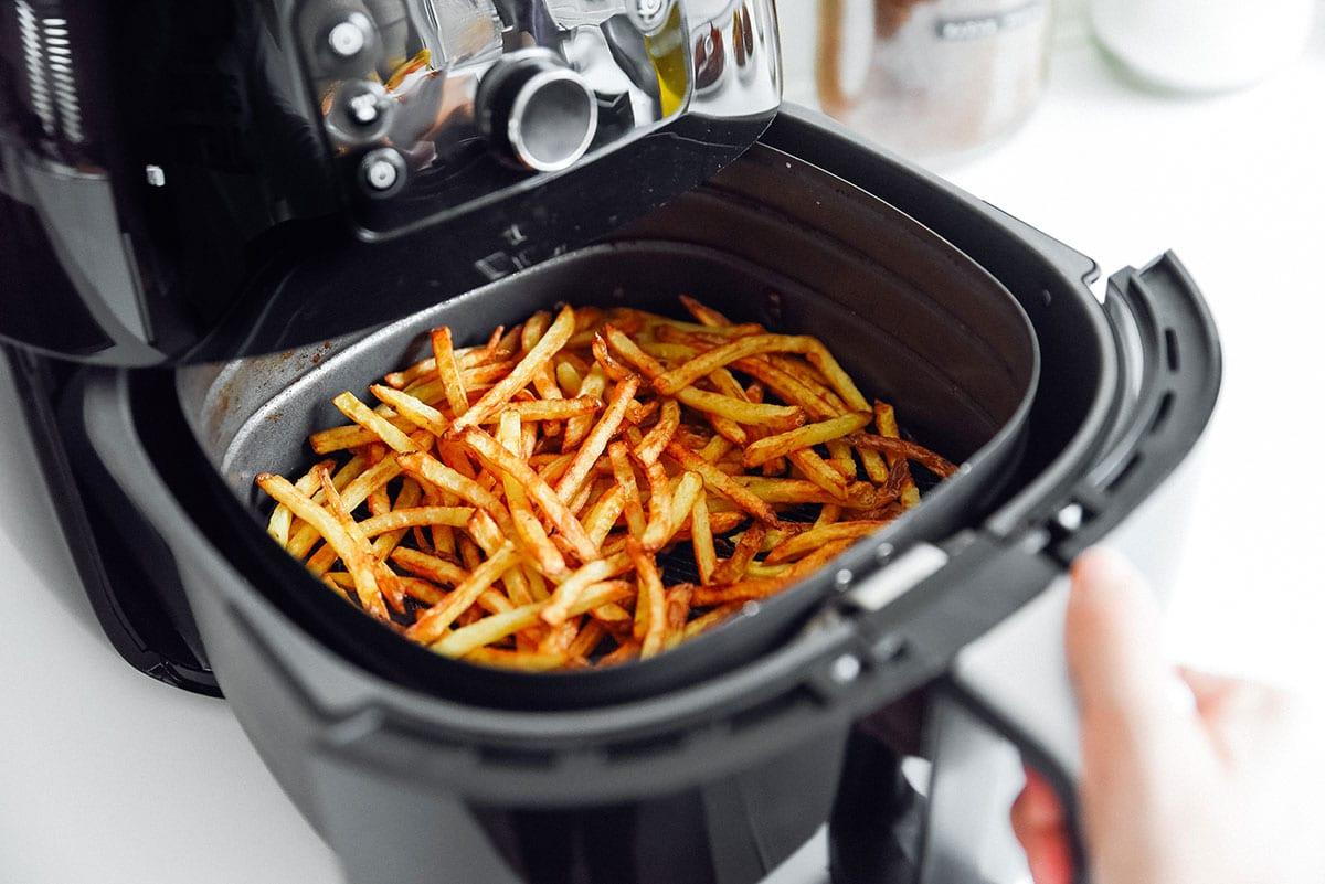 Heißluftfritteusen-Kartoffeln: Der ultimative Leitfaden 13 Pommes Frites in einer Heißluftfritteuse.