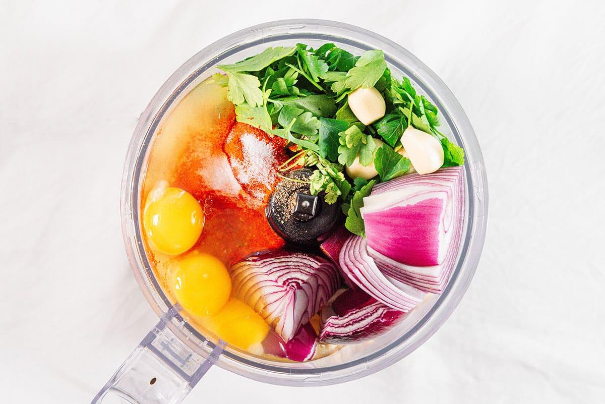 Zutaten für Kichererbsenfrikadellen im Food Processor.