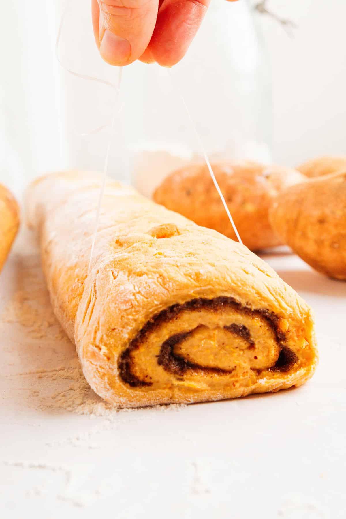 Süßkartoffel-Zimtschnecken 13 Zimtschnecken-Teig mit Zahnseide schneiden.