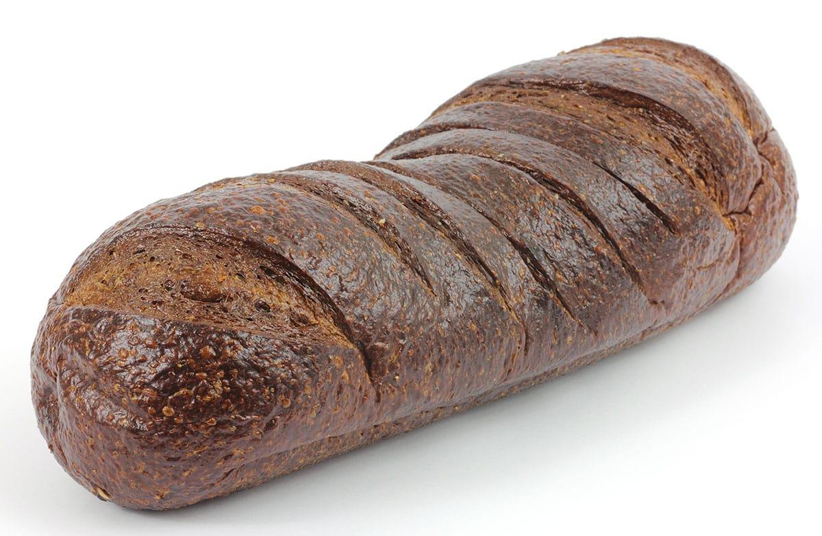 17 Beste Brote für Grilled Cheese (Der ultimative Leitfaden) 13 Pumpernickel Brot auf weißem Hintergrund.