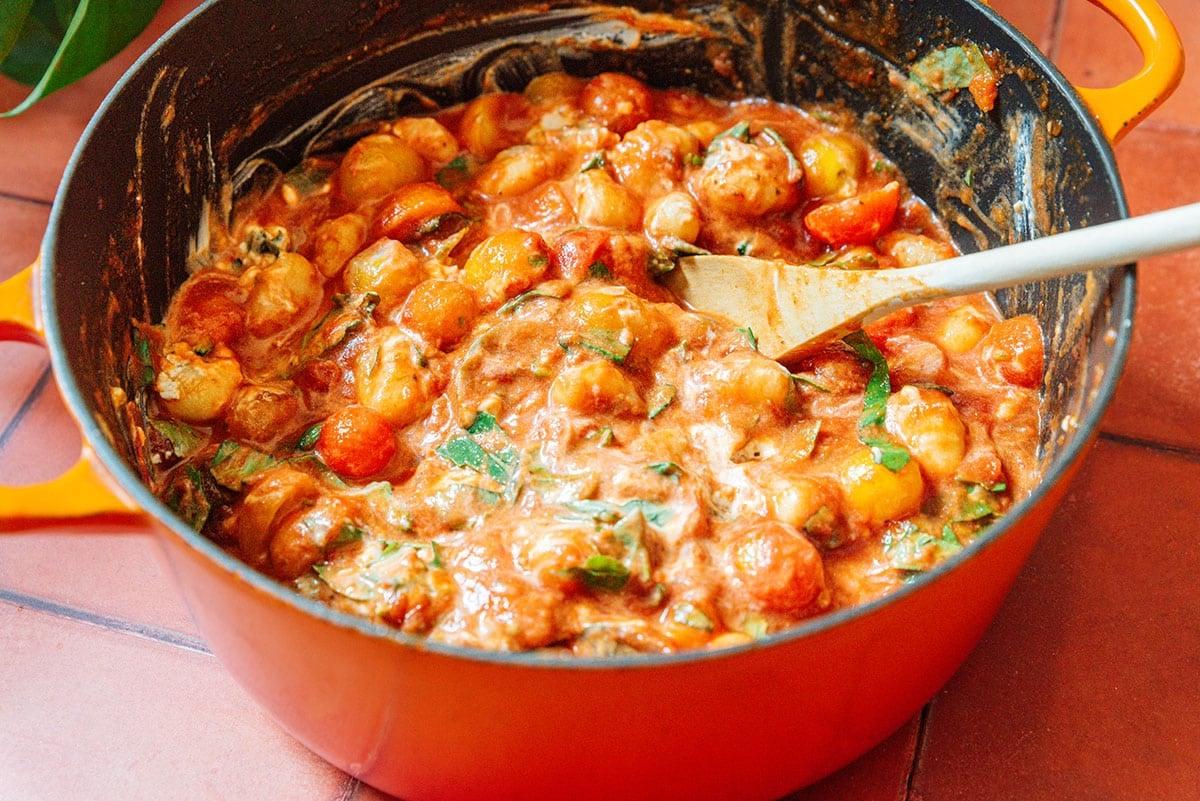 Zutaten für Ofen-Gnocchi in einem Topf.