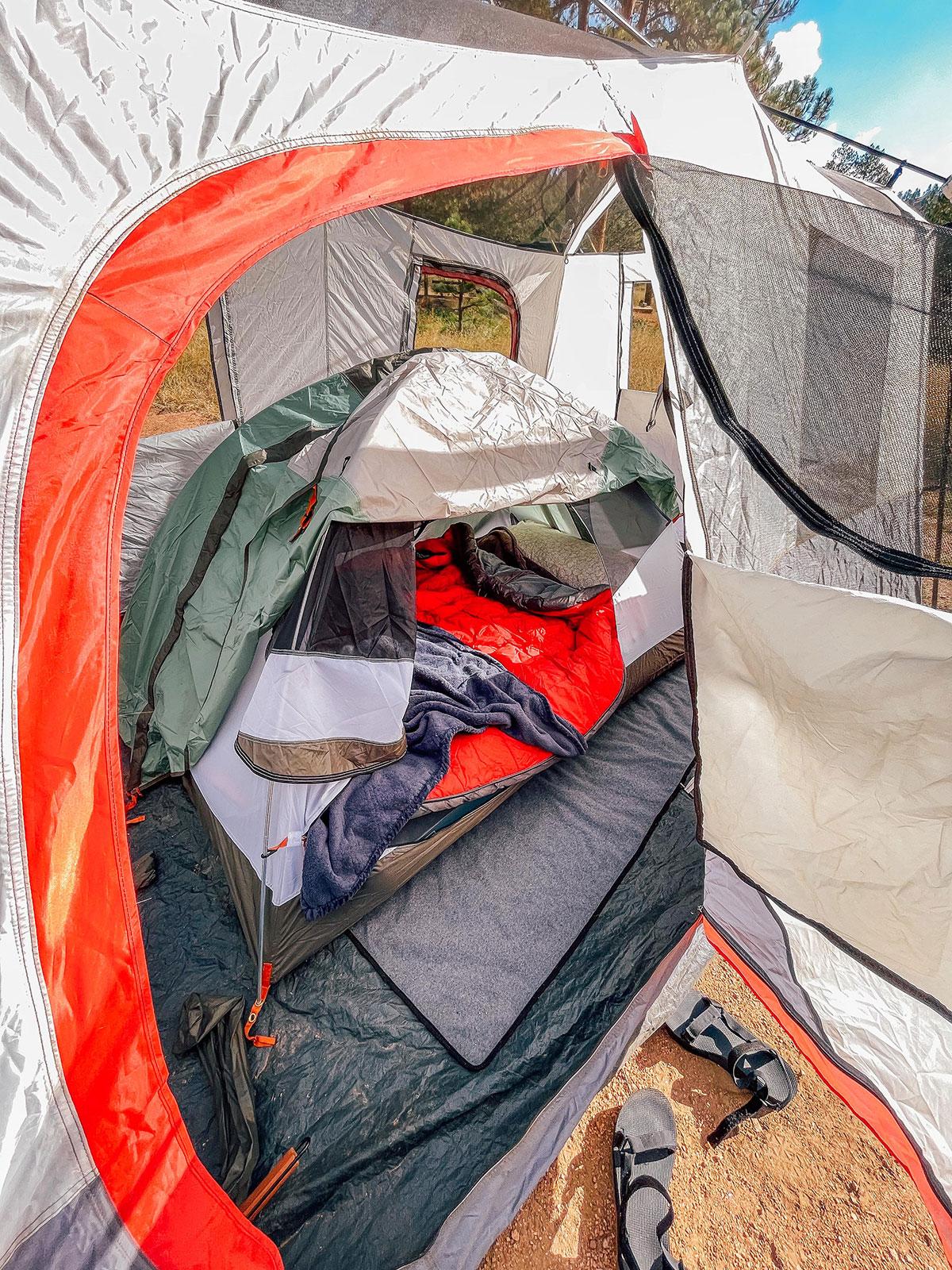Plauderei: Oktober 2022 13 Campingzelt in der Natur, umgeben von Bäumen.