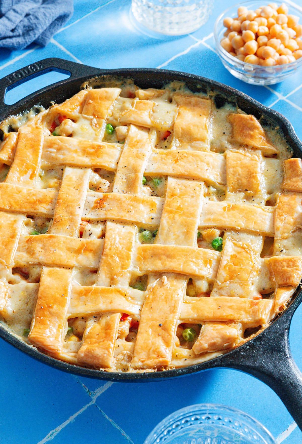 Vegetarische 31-Tage-Herausforderung 13 Kichererbsen-Topf-Pie in einer Gusseisenpfanne.