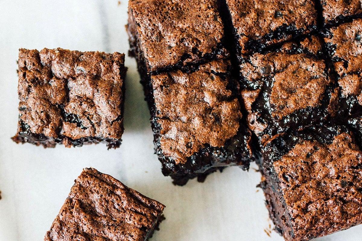 Viele Brownies von oben gesehen.