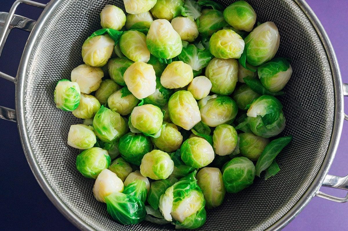 Rosenkohl nach dem Kochen abgießen.