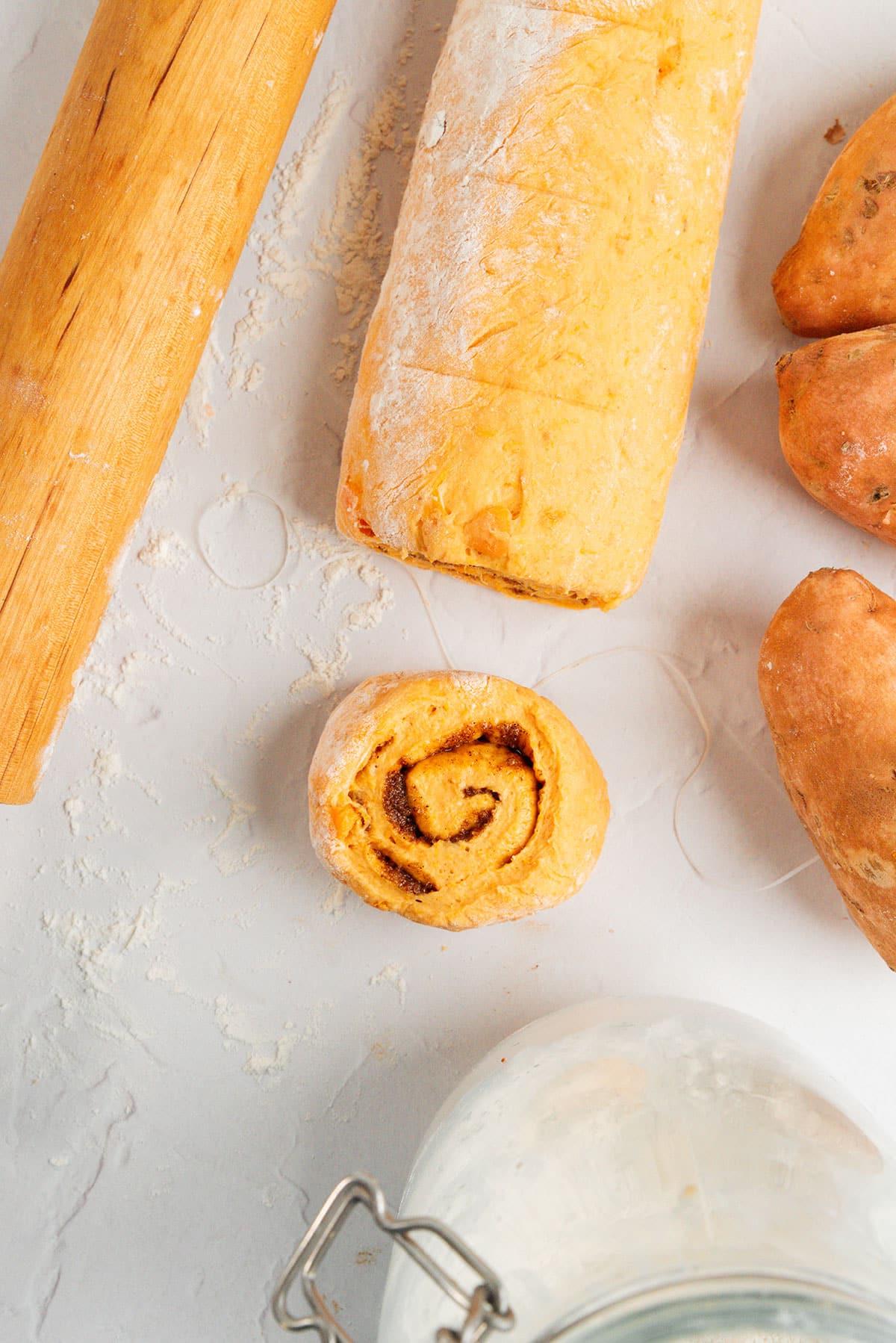 Süßkartoffel-Zimtschnecken 14 Zimtschnecken-Teig mit Zahnseide schneiden.