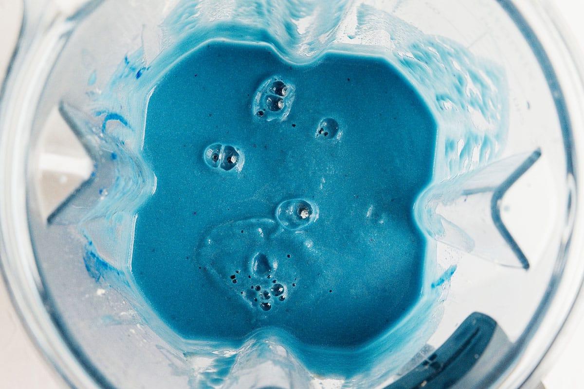 Blauer Smoothie im Mixer, bereit zum Pürieren.