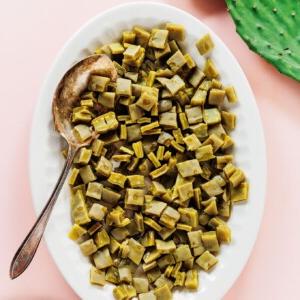 Nopales zubereiten (Kaktusblätter!) 14 Gewürfelte, gekochte Nopales auf einer weißen Platte mit einem Servierlöffel