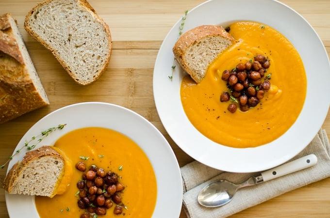 Einfaches Kürbissuppen-Rezept (+ Leckere Topping-Idee!) 14 Kürbissuppe mit rauchig-gerösteten Kichererbsen in einer Schale