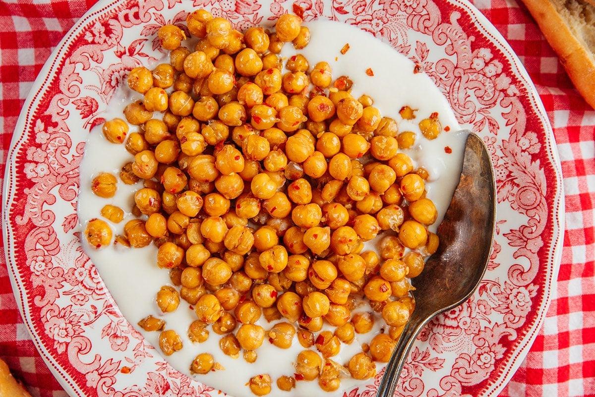 Hot Honey Kichererbsen mit cremigem Feta-Dip.