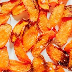 Ofengebackene Karotten-Chips 14 Karottenchips mit grobem Meersalz.