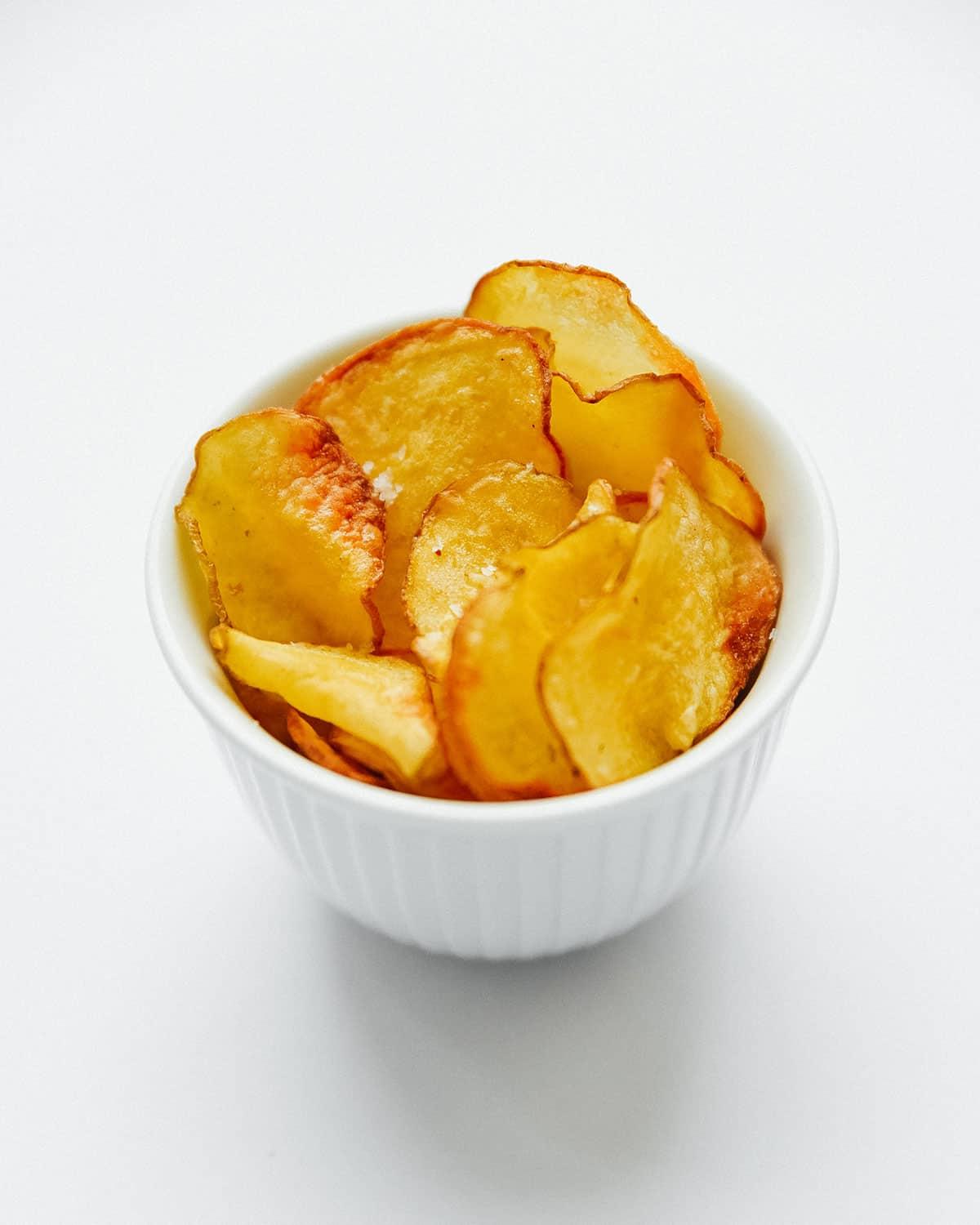 Heißluftfritteusen-Kartoffeln: Der ultimative Leitfaden 14 Knusprige Pommes Frites auf einem Teller.