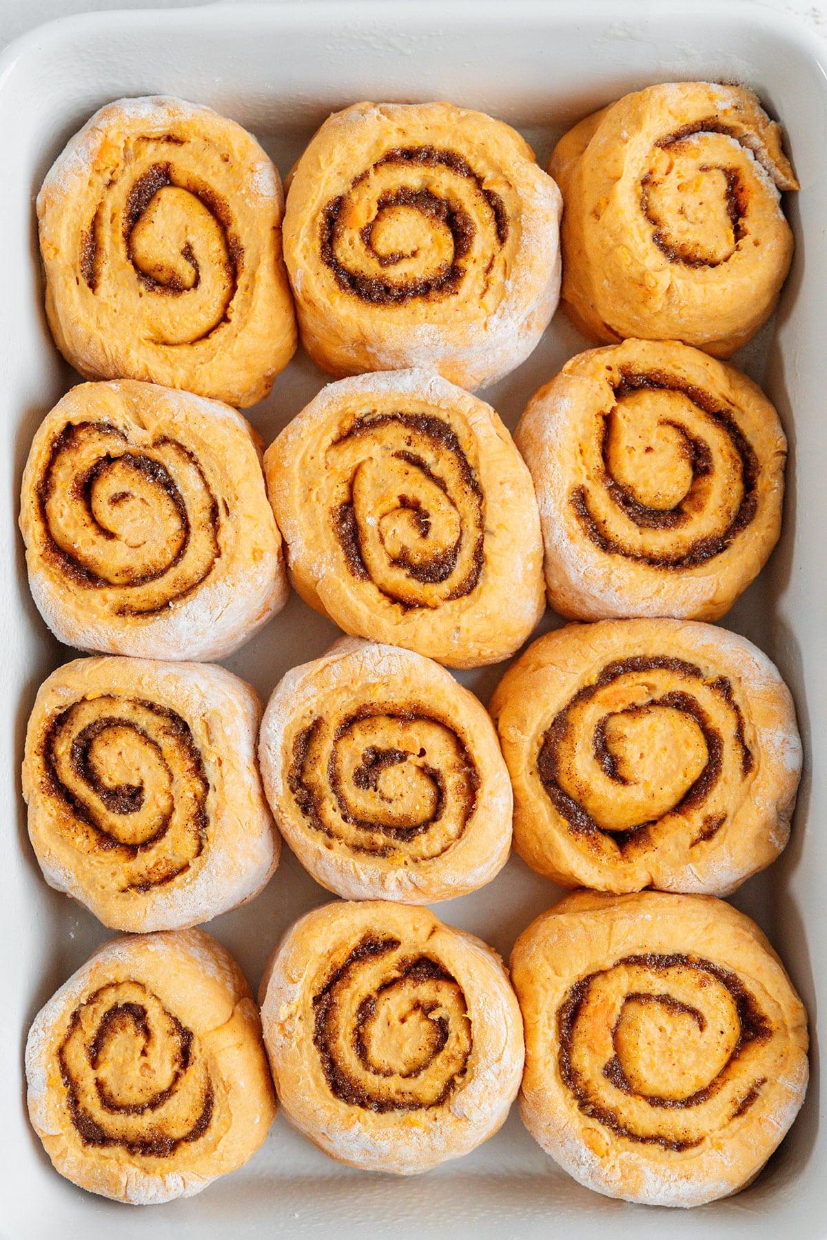 Süßkartoffel-Zimtschnecken 15 Ungebackene Zimtschnecken vor dem Gehenlassen.