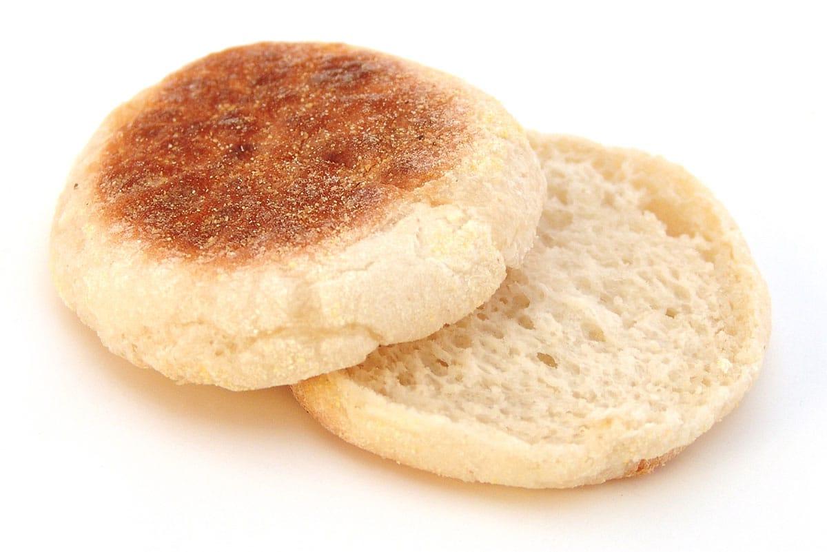 17 Beste Brote für Grilled Cheese (Der ultimative Leitfaden) 15 Geschnittenes English Muffin Brot auf weißem Hintergrund.