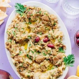 Griechischer Auberginen-Dip (Melitzanosalata) 15 Griechischer Auberginen-Dip auf einer weißen Platte (Melitzanosalata).