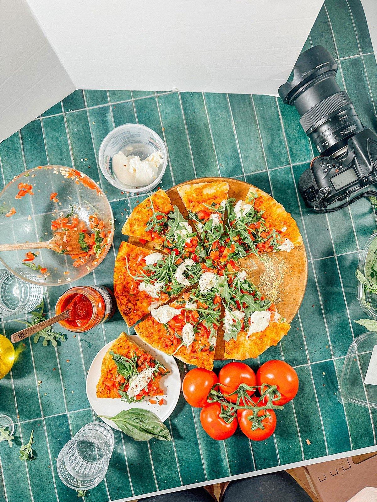Lasst uns plaudern: April 2023 15 Frische Bruschetta Pizza auf einem Backblech
