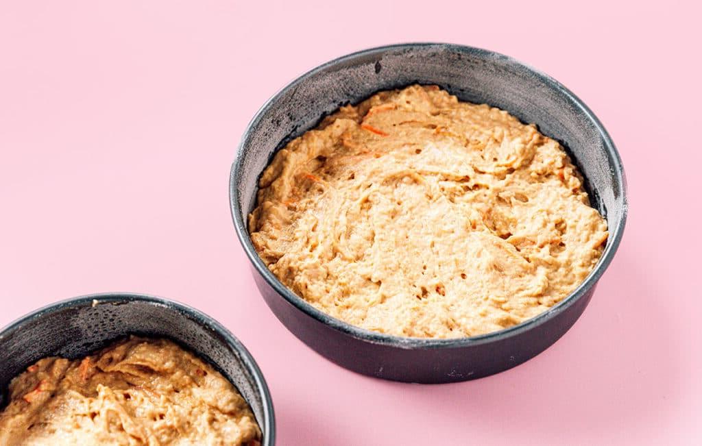Einfacher Hundegeburtstagskuchen (Mit Kartoffelpüree-Topping!) 15 Kuchenteig in Backformen