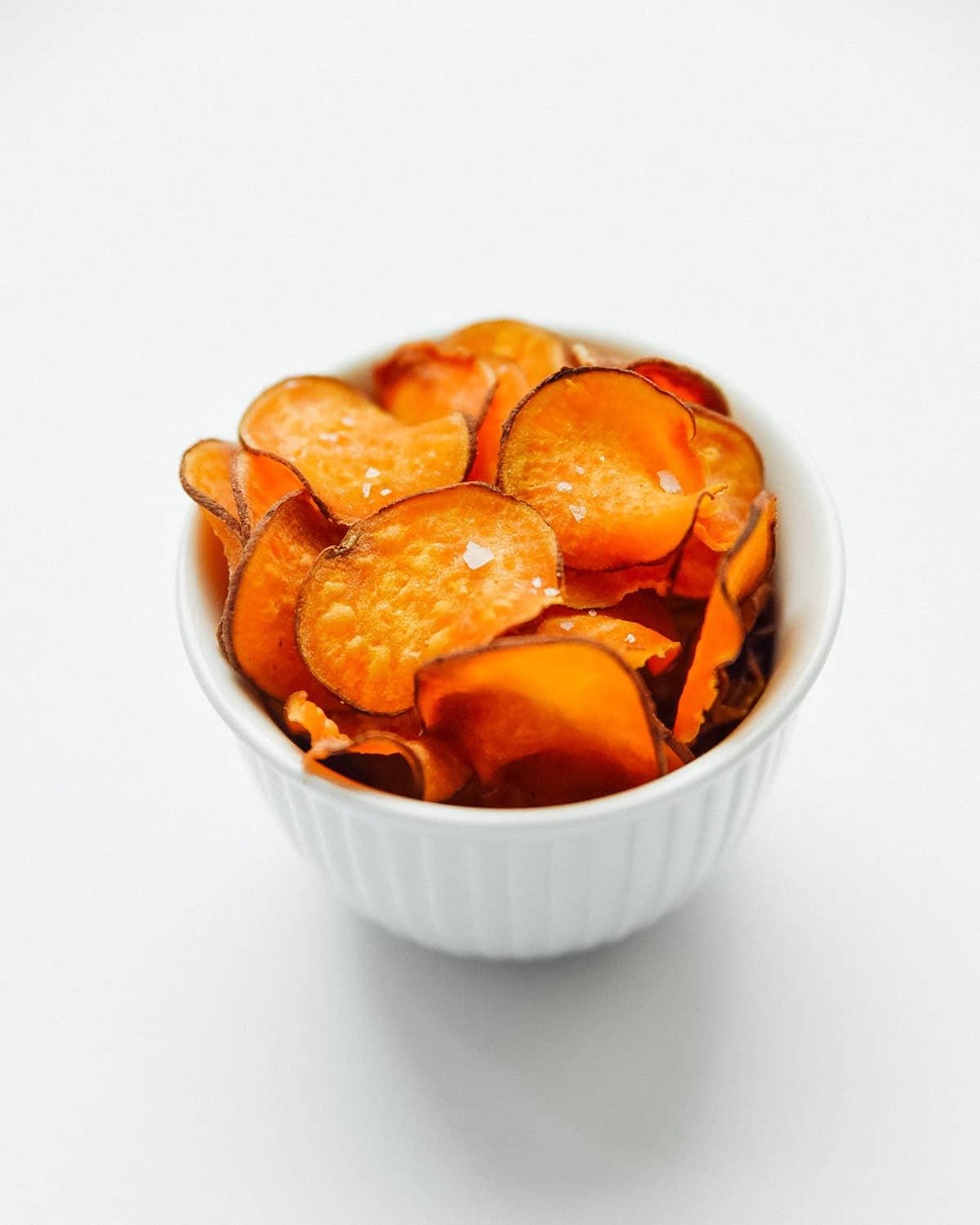Heißluftfritteusen-Kartoffeln: Der ultimative Leitfaden 15 Pommes Frites mit Dip in einer kleinen Schüssel.