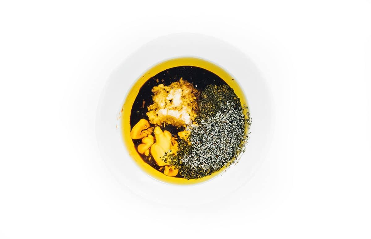 Wie man Tofu mariniert (8 Geschmacksrichtungen!) 16 Balsamico-Kräuter-Marinade in einer kleinen weißen Schüssel.