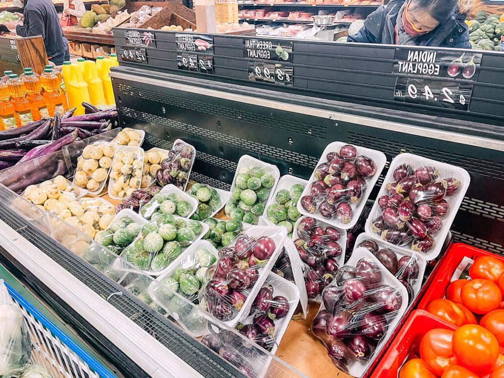 Auswahl an Auberginen in einem asiatischen Supermarkt