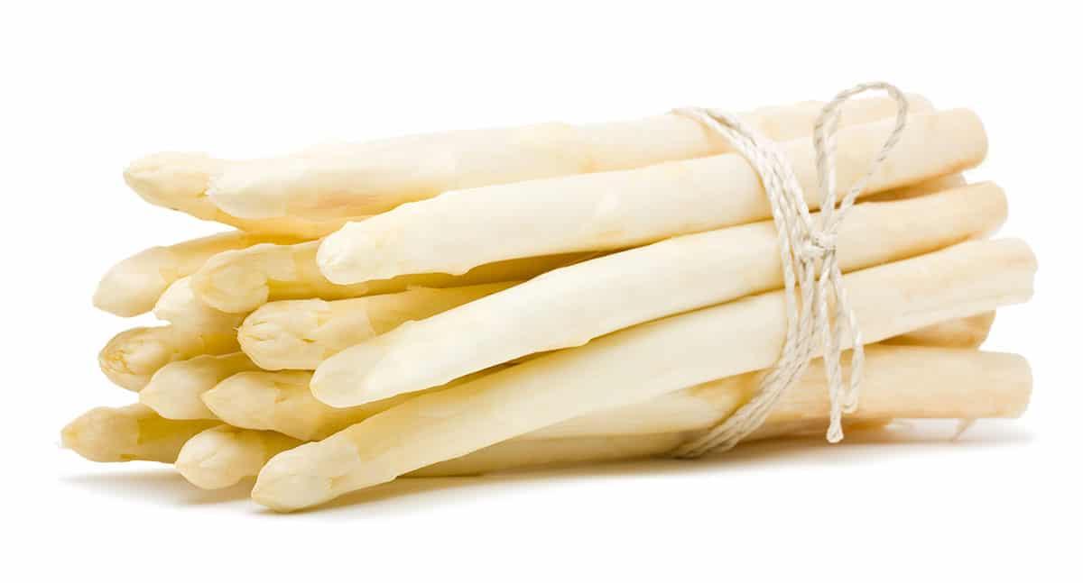 19 Gesunde weiße Gemüse (Mit Fotos!) 16 Weißer Spargel auf weißem Hintergrund.
