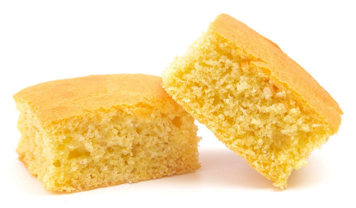 17 Beste Brote für Grilled Cheese (Der ultimative Leitfaden) 16 Geschnittenes Maisbrot auf weißem Hintergrund.