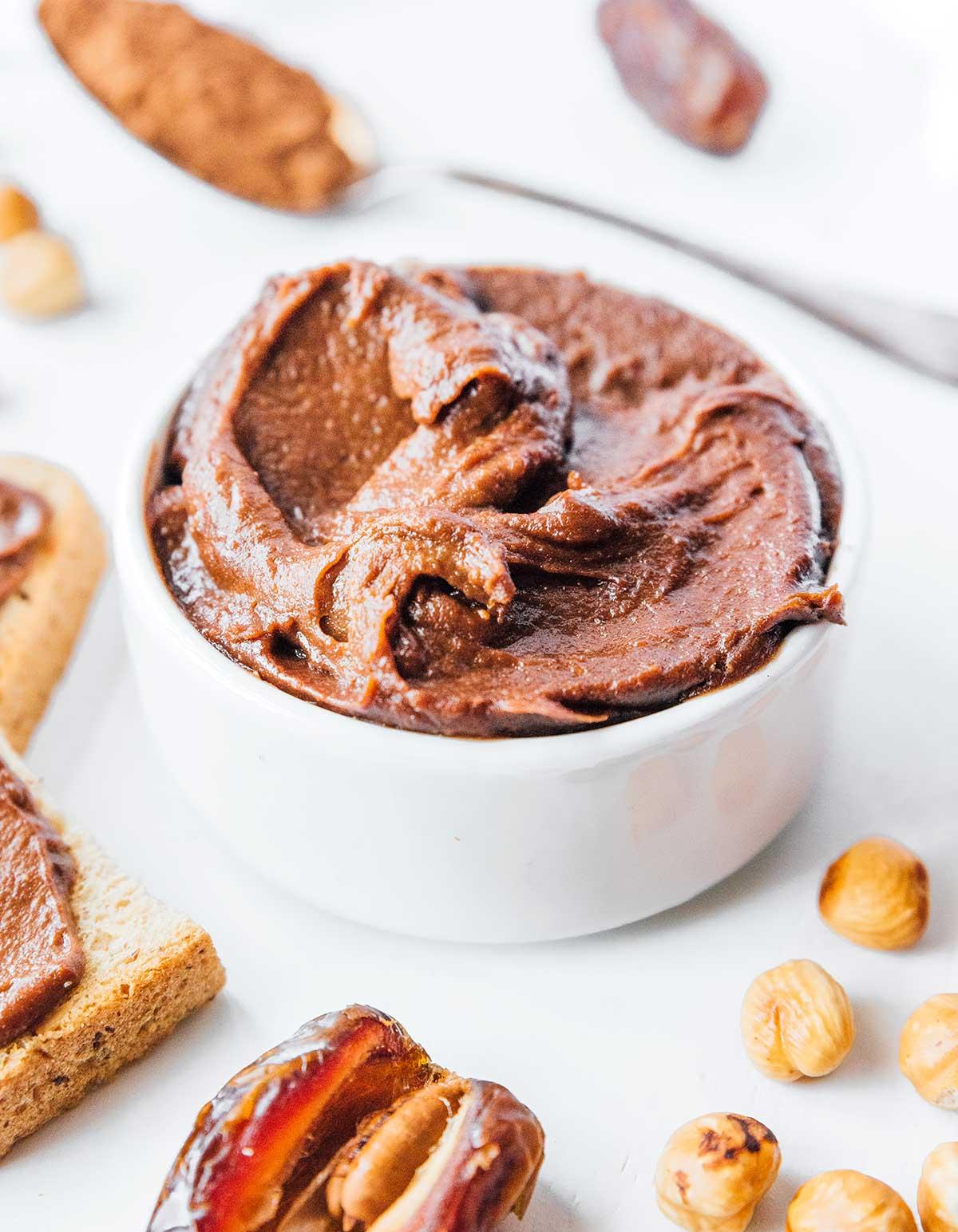 12 Ersatzstoffe für Kakaopulver (und wie man sie verwendet) 16 Nutella in einer weißen Tasse.