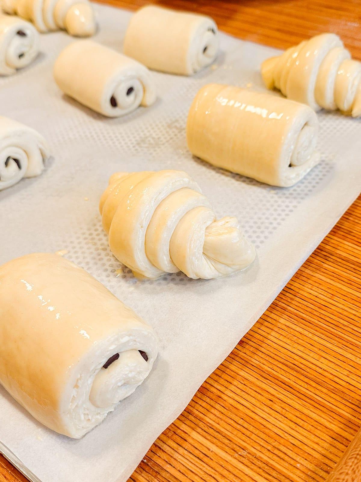 Ein Feinschmecker in Frankreich 16 Ein Blech mit frisch gebackenen, goldenen Croissants, die bereit zum Verzehr sind.