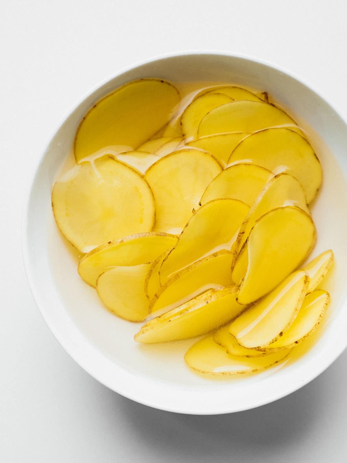 Heißluftfritteusen-Kartoffeln: Der ultimative Leitfaden 16 Kartoffelchips vor dem Kochen einweichen.
