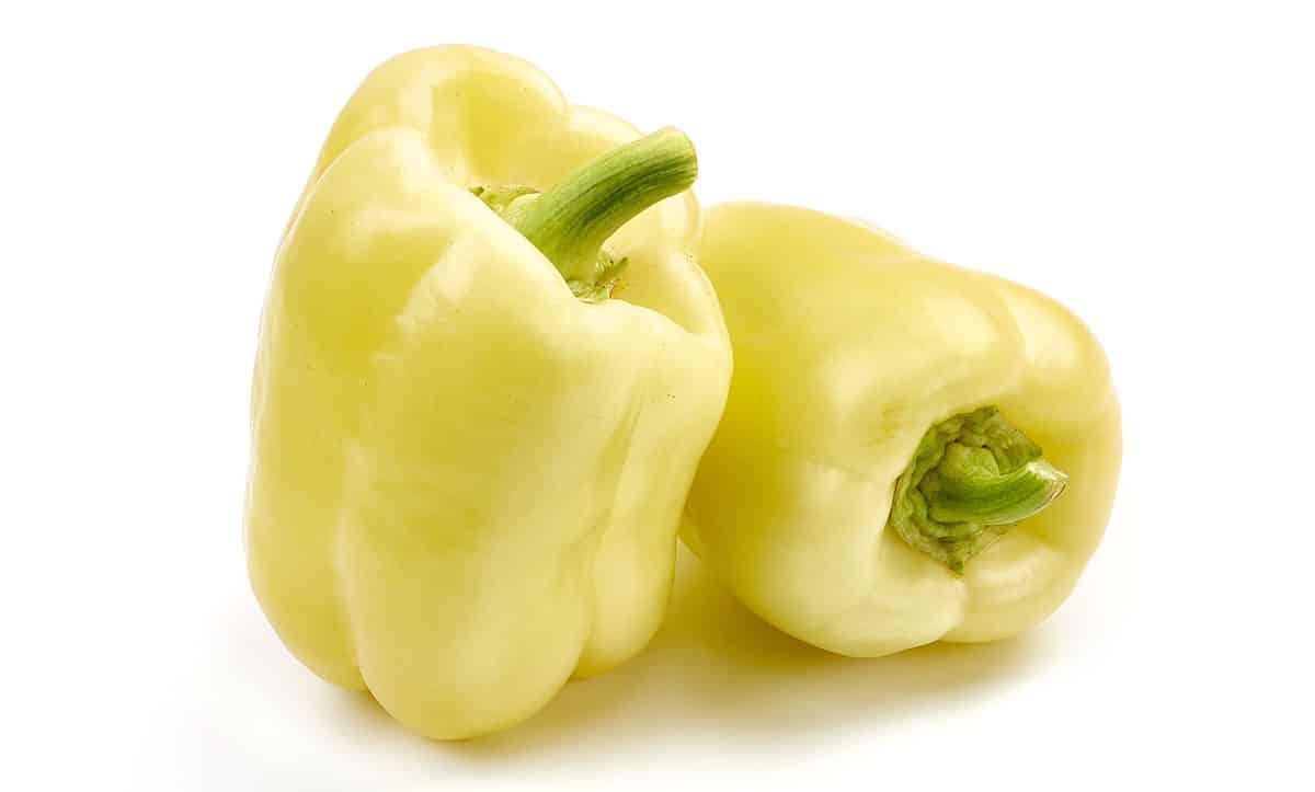 19 Gesunde weiße Gemüse (Mit Fotos!) 17 Weiße Paprika auf weißem Hintergrund.