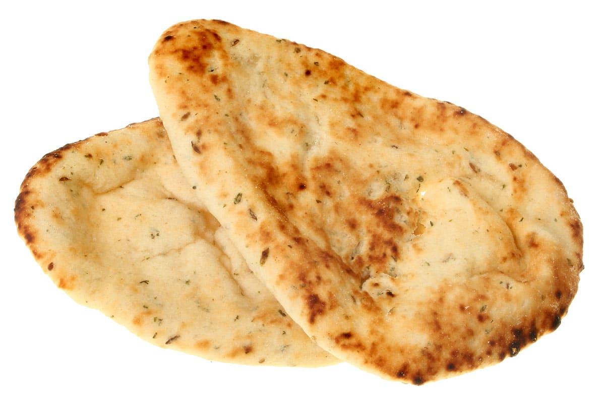 17 Beste Brote für Grilled Cheese (Der ultimative Leitfaden) 17 Naan auf weißem Hintergrund.