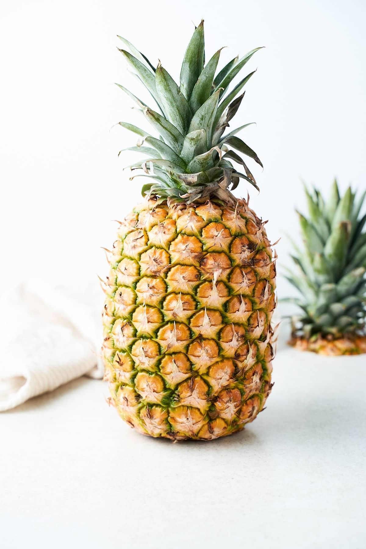 17 Frühlingsfrüchte, die man diese Saison essen sollte 17 Ganze Ananas auf einem Tisch.