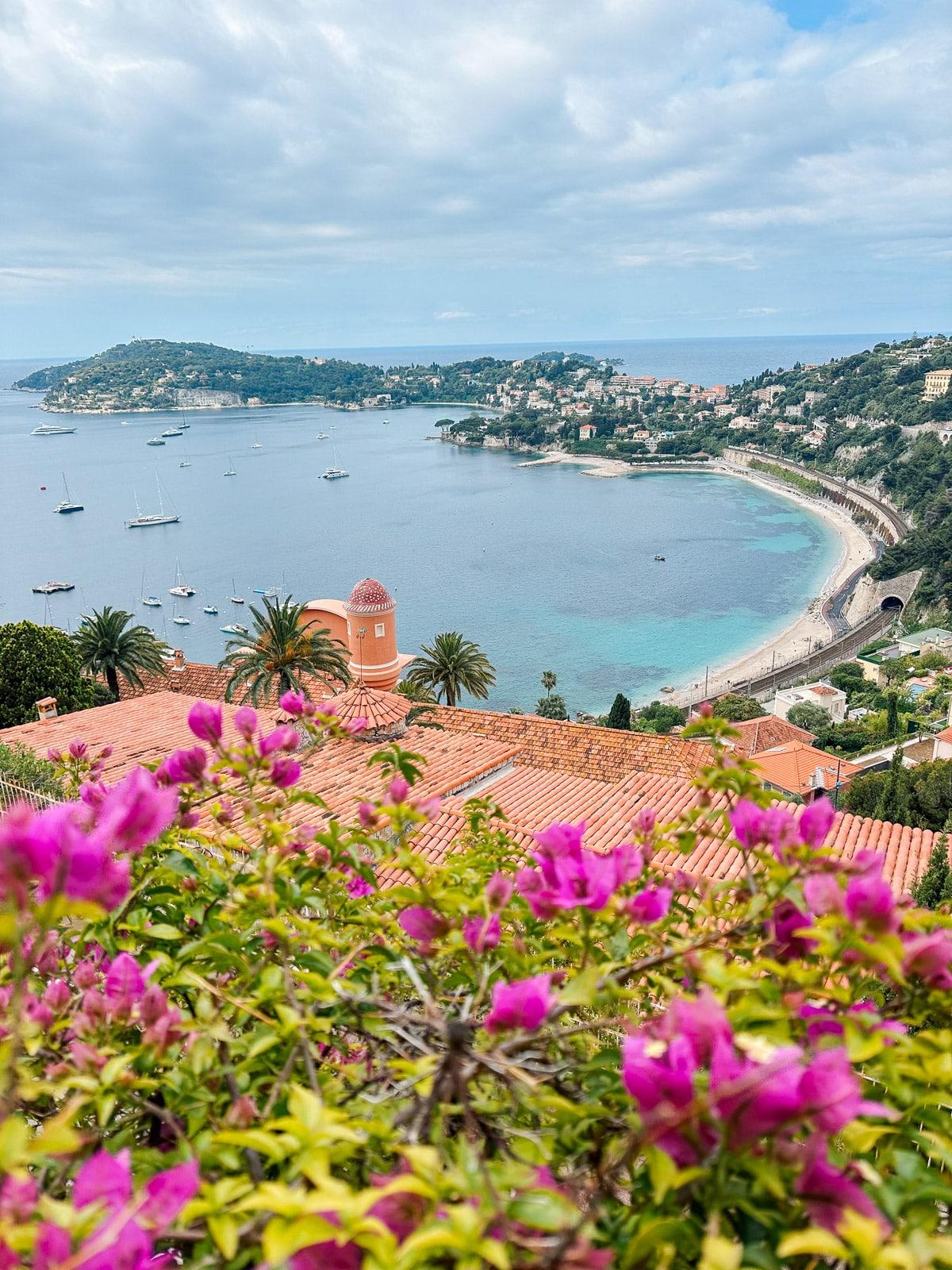 Ein Feinschmecker in Frankreich 17 Atemberaubende Aussicht von einer Terrasse über die französische Küste mit einem Pool und Blick auf das Meer.