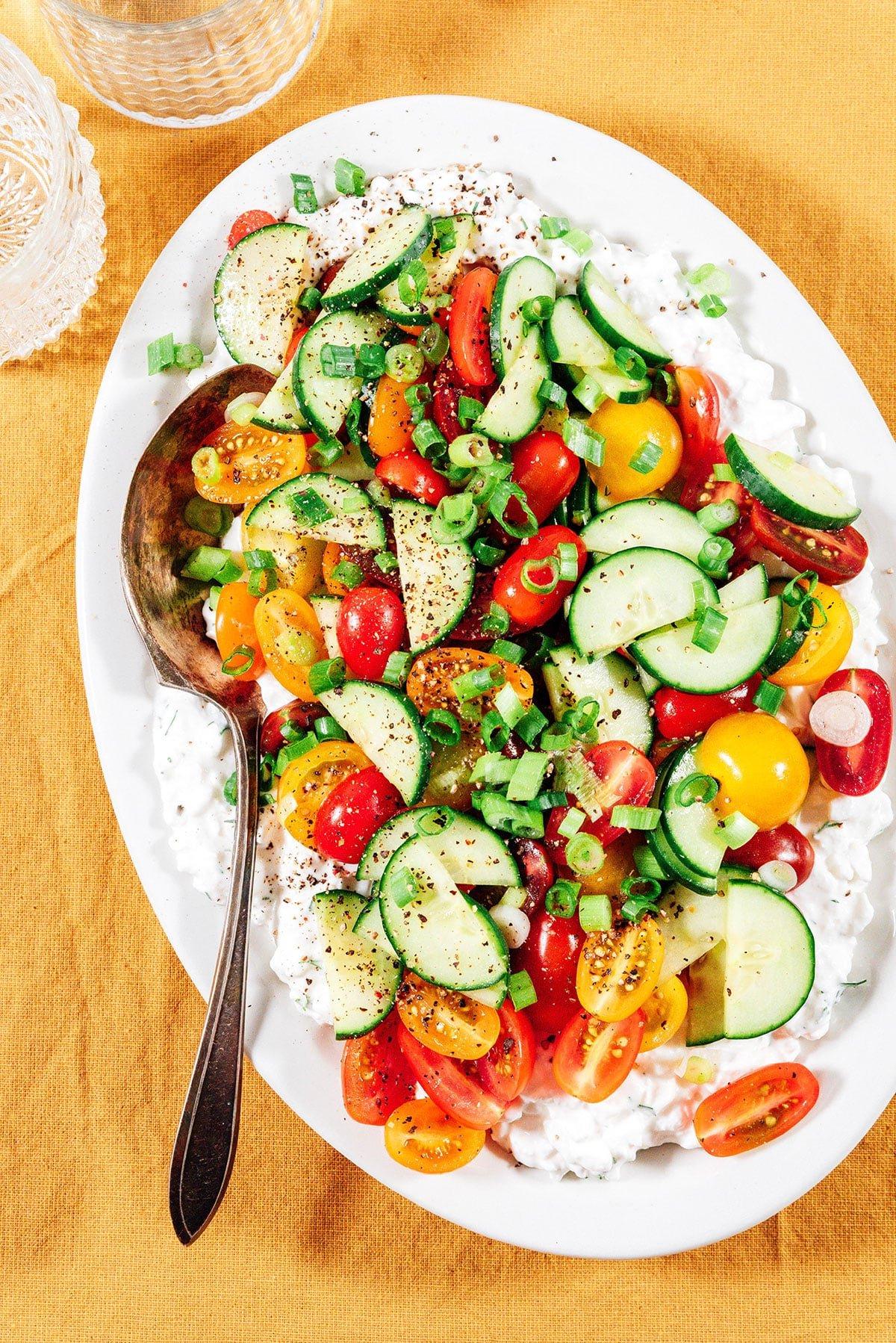 Vegetarische 31-Tage-Herausforderung 17 Hüttenkäse-Salat auf einer Platte.