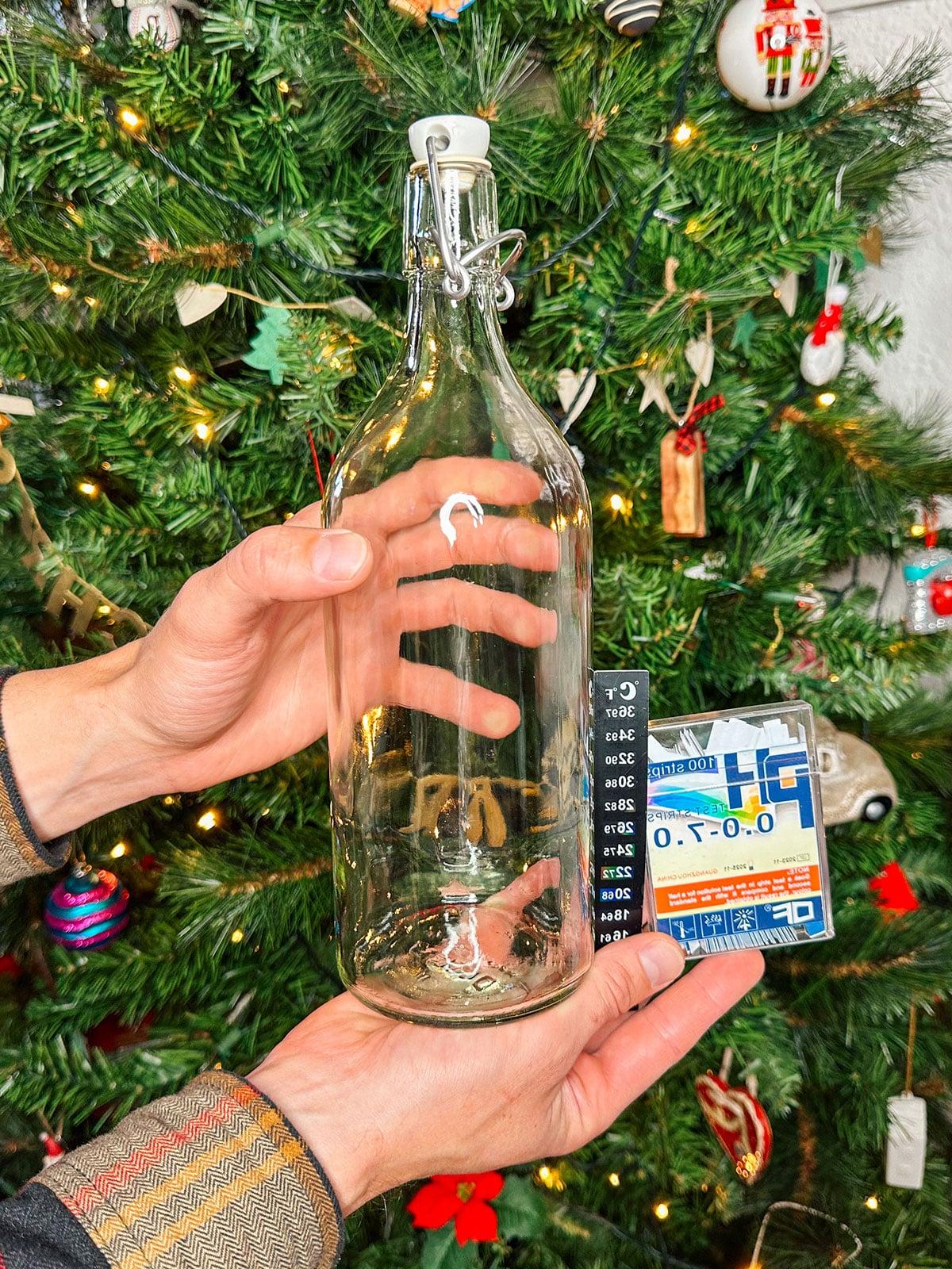 Zubehör für die Kombucha-Herstellung als Geschenk vor einem Weihnachtsbaum.