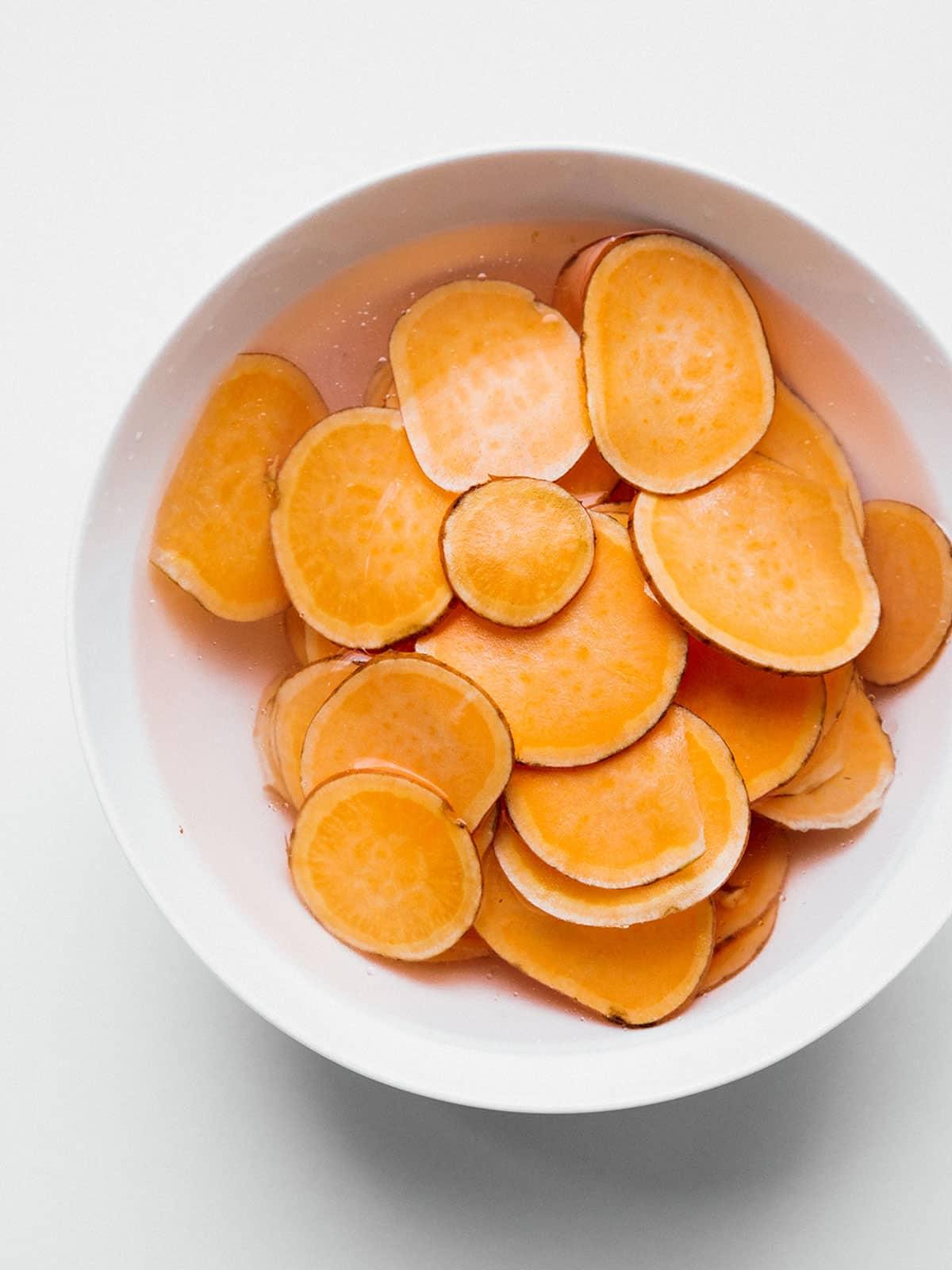 Heißluftfritteusen-Kartoffeln: Der ultimative Leitfaden 17 Süßkartoffelchips vor dem Kochen einweichen.